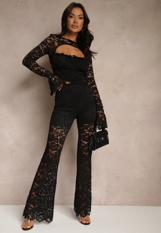 Czarna Bluzka z Koronki Zdobiona Rozcięciem przy Dekolcie i Rozkloszowanymi Rękawami Selanda