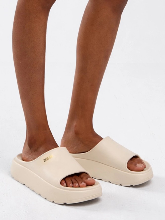 Klapki damskie na podwyższonej podeszwie beżowe RR274A569 801