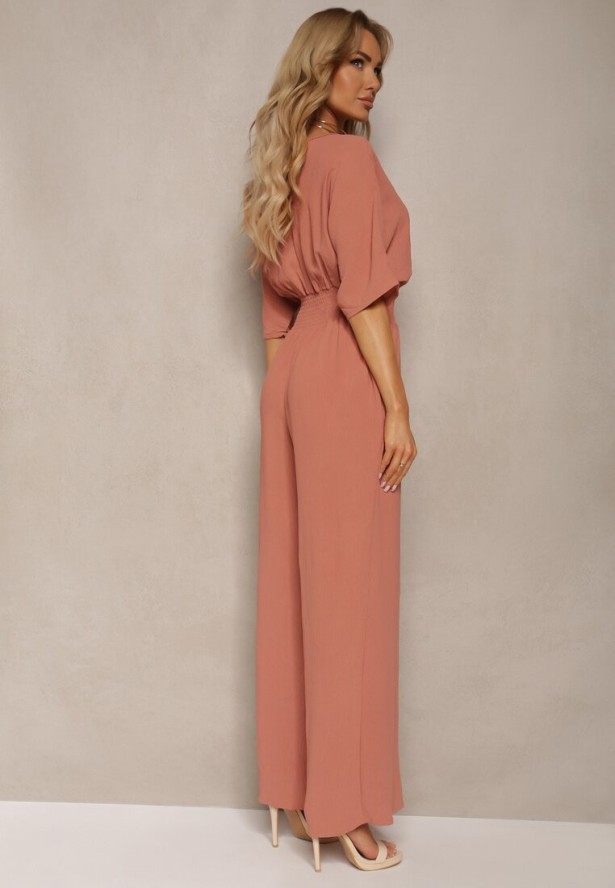 Ciemnoróżowy Kombinezon o Kopertowym Fasonie z Szerokim Luźnym Dołem i Kieszeniami Octoni