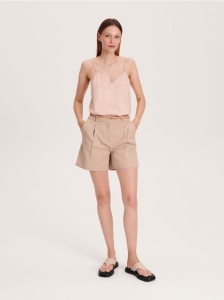 Szorty z paskiem z imitacji skóry - beżowy