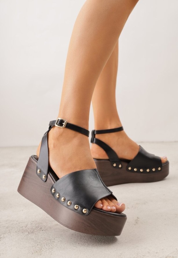 Czarne Sandały na Platformie i Koturnie z Nitami po Bokach Zaehesh