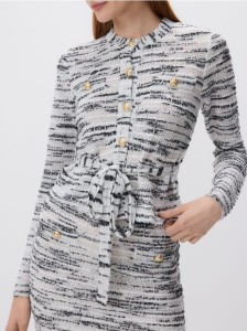 Sweter z ozdobnymi guzikami - biały