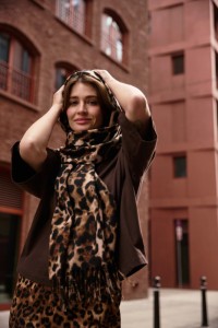 Szal w panterkę z frędzlami brązowy