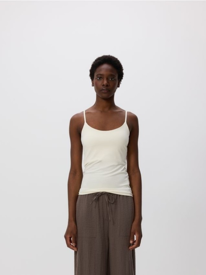 Gładki top na ramiączkach - złamana biel