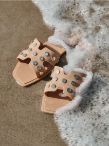 Klapki z ćwiekami - beżowy