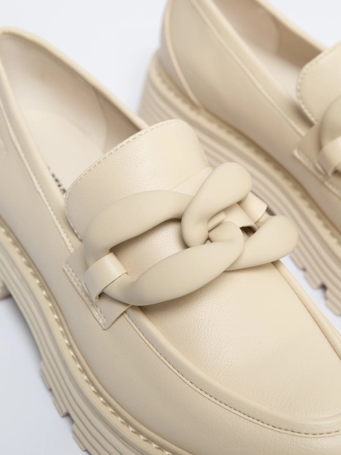 Mokasyny damskie z ozdobnym łaŅcuchem beżowe LL274581 801