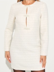 Sukienka mini z ozdobnymi perłami - kremowy