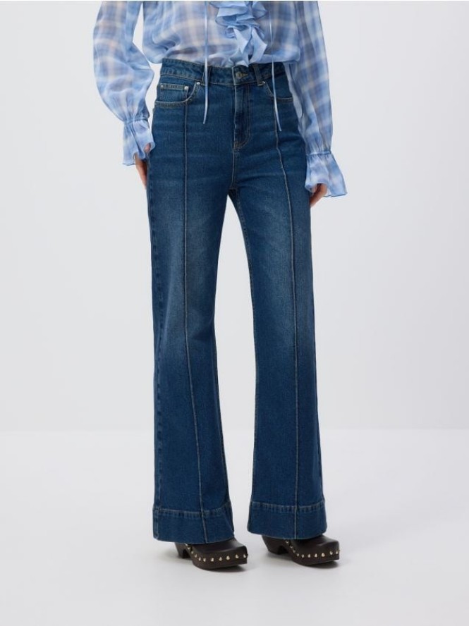 Jeansy z haftem z tyłu - granatowy