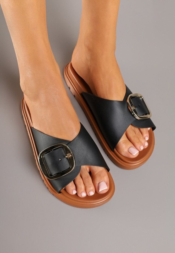 Czarne Klapki Ozdobione Szeroką Klamrą Lisaravia