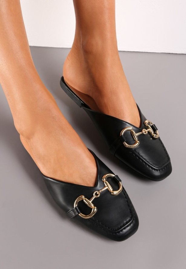 Czarne Klapki Mule na Płaskiej Podeszwie z Łańcuchem Evandia