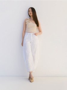 Jeansy barrel leg z haftem - biały