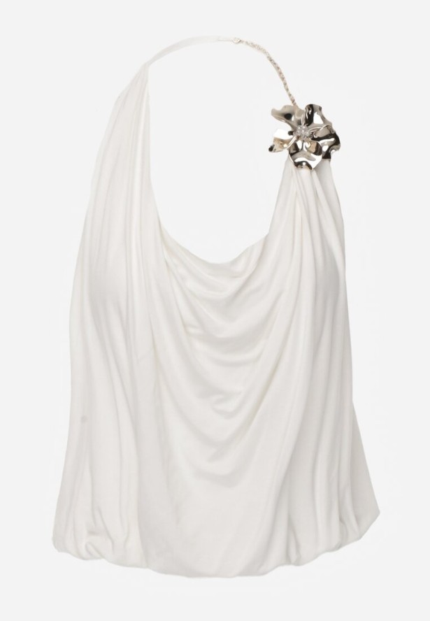 Biały Marszczony Top Halter z Łańcuszkiem i Kwiatem Przy Dekolcie Idivanna