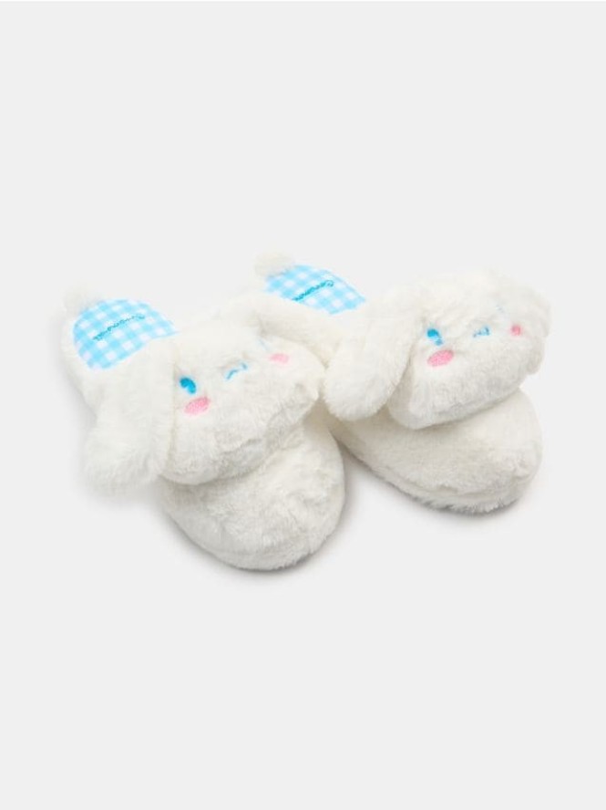 Kapcie ze sztucznym futerkiem i haftem Cinnamoroll - biały