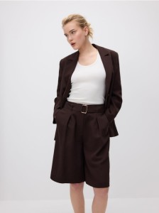 Szerokie szorty z paskiem - ciemnobrązowy