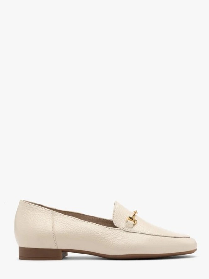 Kremowe mokasyny na płaskiej podeszwie