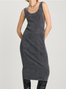 Dopasowana dzianinowa sukienka midi z efektem sprania - szary