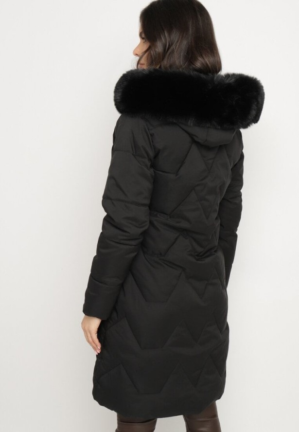 Czarna Kurtka Pikowana o Długim Fasonie z Kapturem i Futrem Vertizola