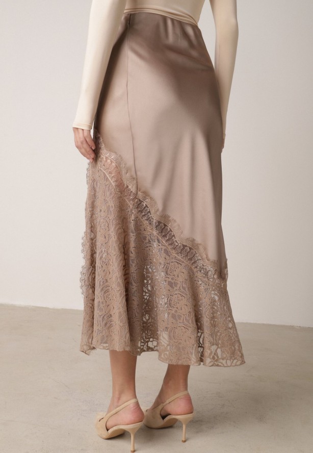 Beżowa Spódnica z Satyny z Koronką i Rozcięciem na Nogę Doritana