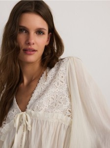 Ażurowa bluzka z wiązaniem - złamana biel