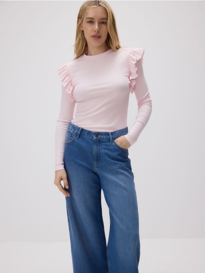 Dzianinowy longsleeve z falbanami - różowy