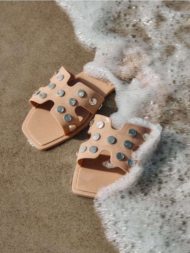 Klapki z ćwiekami - beżowy