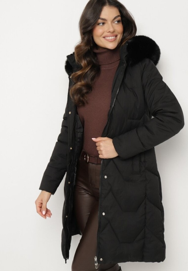 Czarna Kurtka Pikowana o Długim Fasonie z Kapturem i Futrem Vertizola