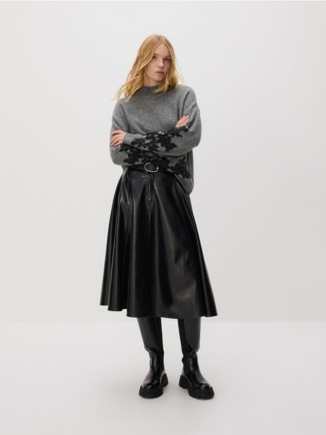 Sweter z ozdobną aplikacją - szary