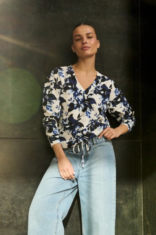 Bluza w kwiaty z dekoltem biała