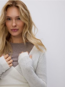 Sweter z wełną - złamana biel