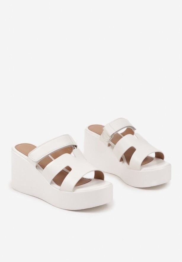 Białe Klapki na Koturnie Ozdobione Geometryczną Cholewką Isavira