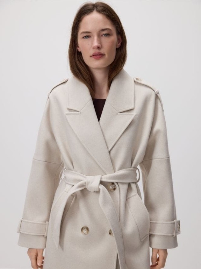 Dwurzędowy płaszcz z paskiem - kremowy