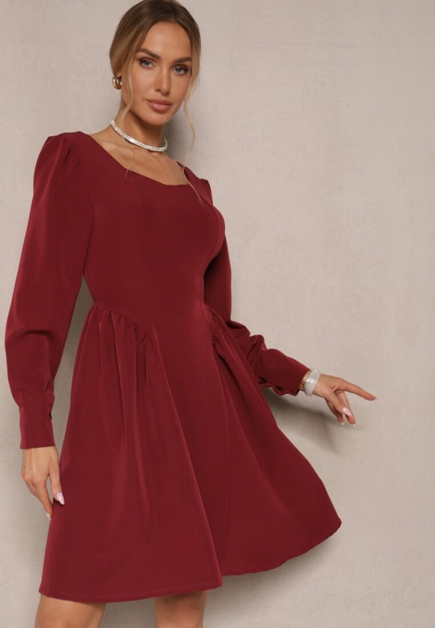 Bordowa Sukienka o Rozkloszowanym Kroju Ozdobiona Kwadratowym Dekoltem Katirva