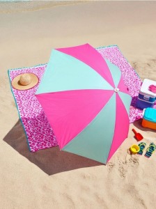 Parasol wykończony ozdobnymi frędzlami - różowy