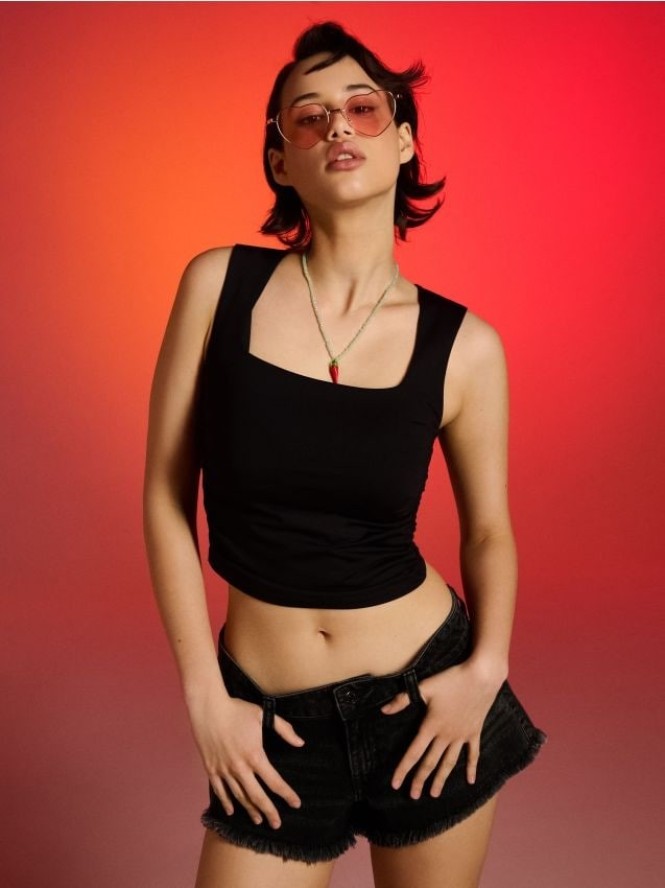 Crop top z marszczeniami - czarny