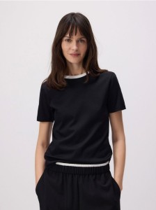 T-shirt z kontrastową lamówką - czarny