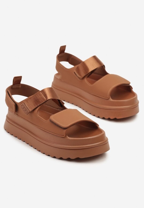 Brązowe Sandały na Tłoczonej Platformie Galenola