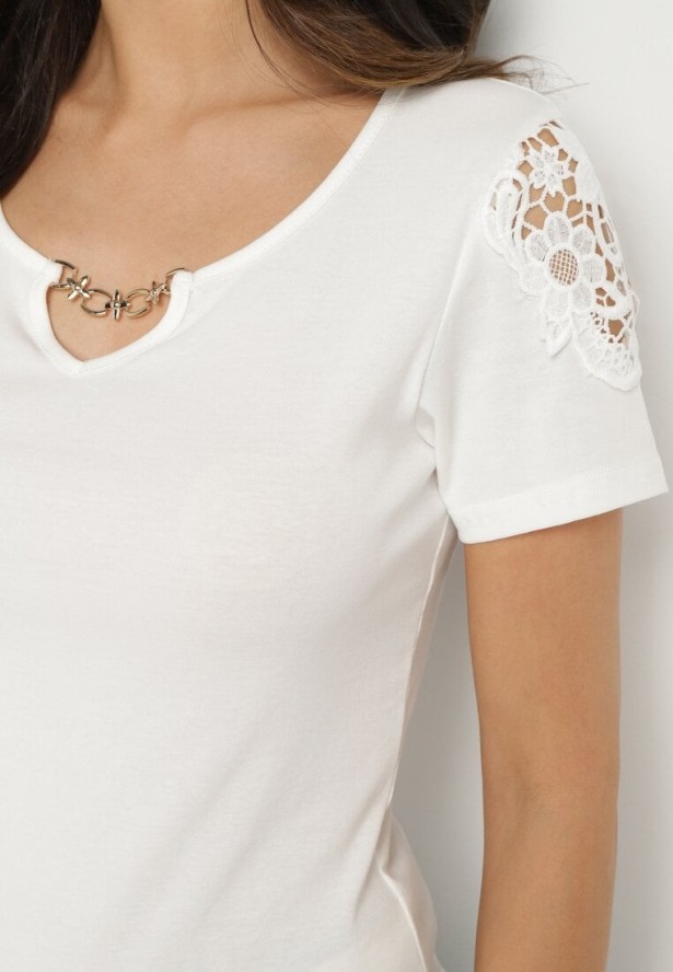 Biały Bawełniany T-shirt z Łańcuszkiem i Koronką Liraveira