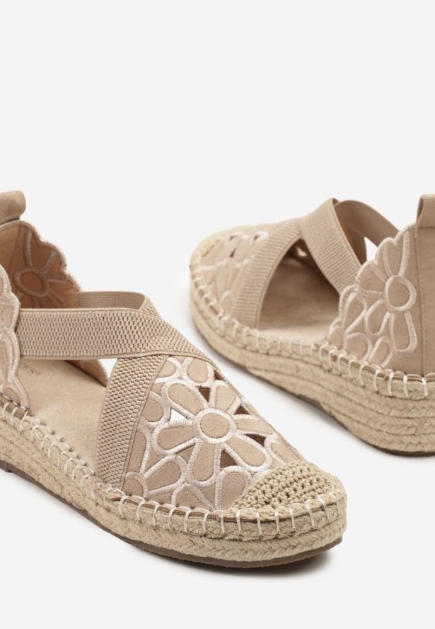 Ciemnobeżowe Ażurowe Sandały Vices na Koturnie Manitte