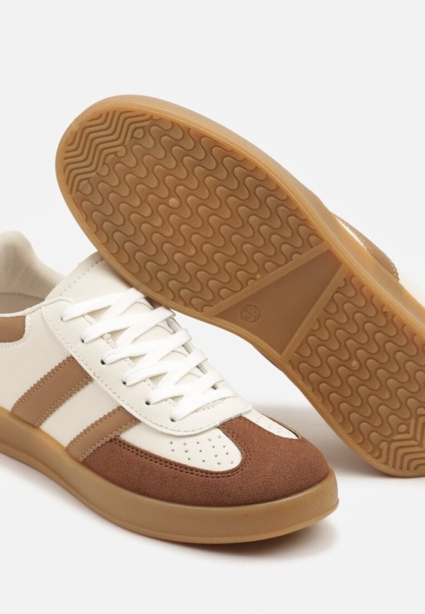 Beżowo-Białe Sneakersy Typu Kultowe Tenisówki z Ozdobnymi Przeszyciami Selfia