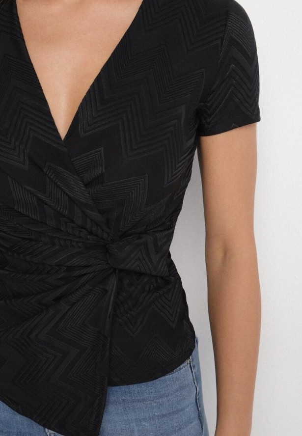 Czarna Kopertowa Bluzka z Wiskozą z Krótkim Rękawem i Marszczeniem w Talii Alliven