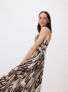 Wzorzysta sukienka - brązowy