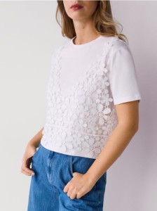 T-shirt z szydełkowaną aplikacją - biały