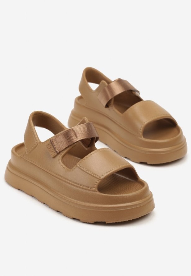 Ciemnobeżowe Sandały na Grubej Podeszwie z Szerokim Paskiem Sarimira