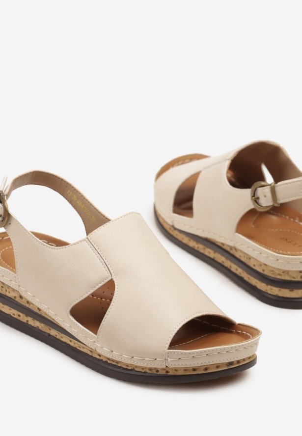 Beżowe Sandały Vices na Koturnie z Ozdobnymi Wycięciami Ovilere