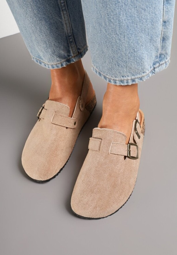 Ciemnobeżowe Klapki z Ekozamszu w Stylu Chodaków z Paskiem przy Pięcie Gonarith