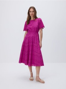 Ażurowa sukienka midi z wiązaniem - fuksja