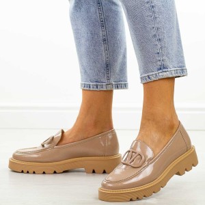 Beżowe lakierowane mokasyny damskie na platformie Vinceza 10862