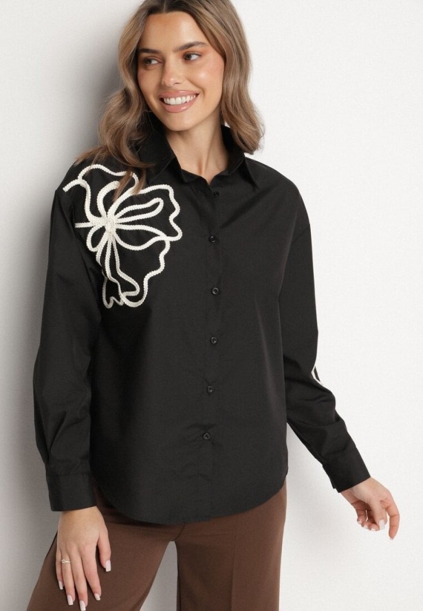 Czarna Koszula o Kroju Oversize z Wiskozą Zdobiona Kwiatową Aplikacją Zelbia