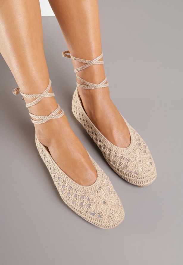 Ciemnobeżowe Balerinki Vices z Szydełkową Cholewką i Wiązaniem Wokół Kostki Ernelia