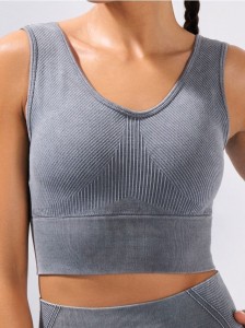 Top sportowy z ozdobnym prążkowanym elementem na przodzie - szary